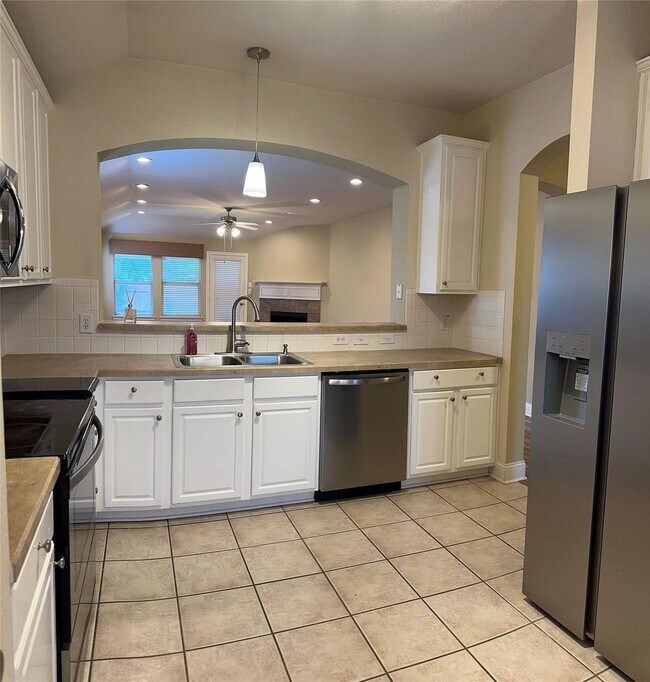 Building Photo - Beautifully Maintained Home on Premium Lot...