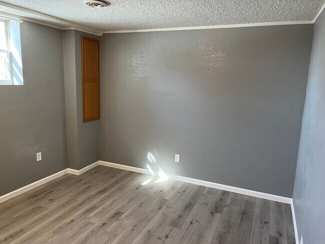 Building Photo - Private 4 bedroom and 2 bathroom home