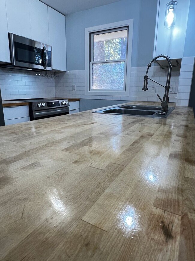 Building Photo - Introducing a charming condo in the heart of Wilmington, NC.