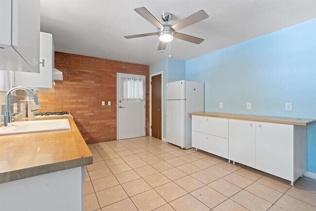 Building Photo - 2205-2205 Alta Vista Ave