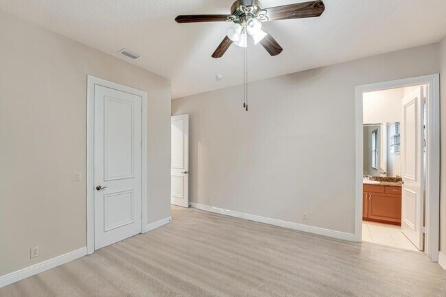 Building Photo - 10513 Versailles Blvd