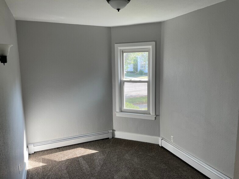 Building Photo - 1638 Saemann Ave