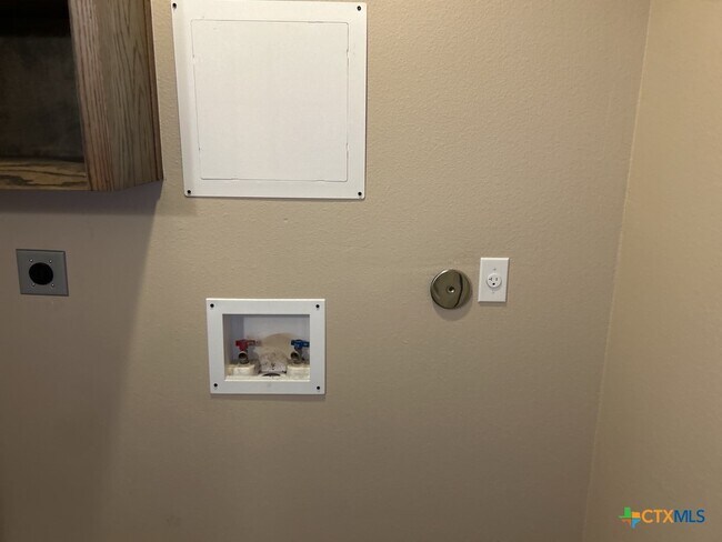 Building Photo - 2710 S Clear Creek Rd