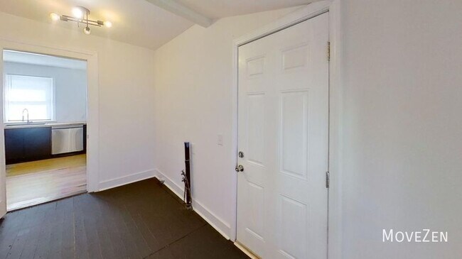 Building Photo - 1710 Oakwood Ave