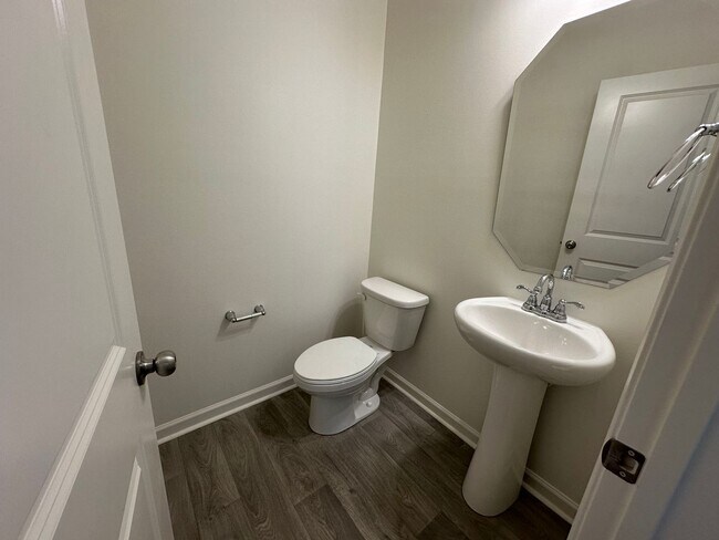 Building Photo - Spacious Home