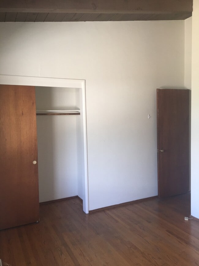 Building Photo - Country Club Area home with 4 bedrooms and...