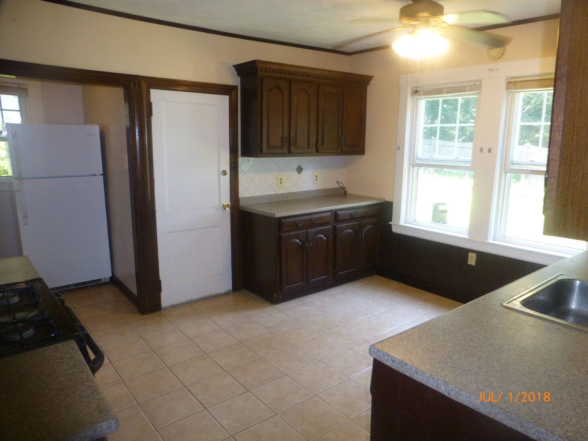 eat-in-kitchen w/ pantry - 43 Goethe St