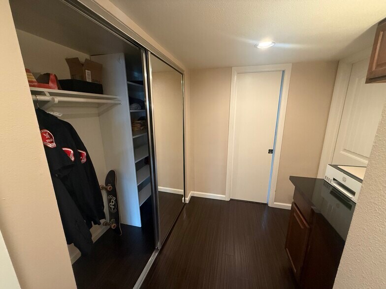 Building Photo - 6927 Amherst St