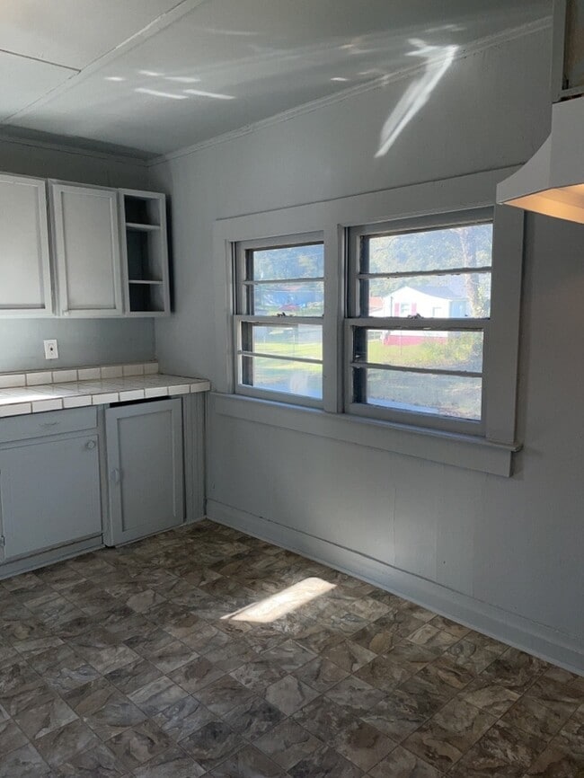 Building Photo - 2 Bedroom 1 Bathroom