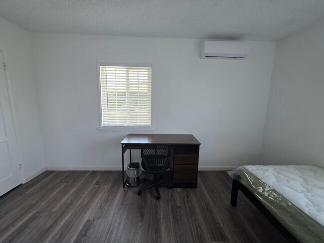 Building Photo - 1349 W 35th Pl