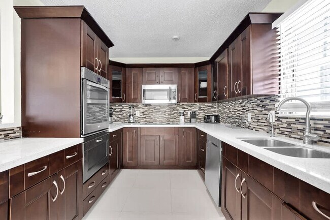 Building Photo - 6452 Custer St