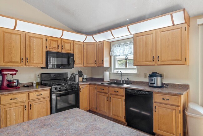 Building Photo - 94 Pullman St