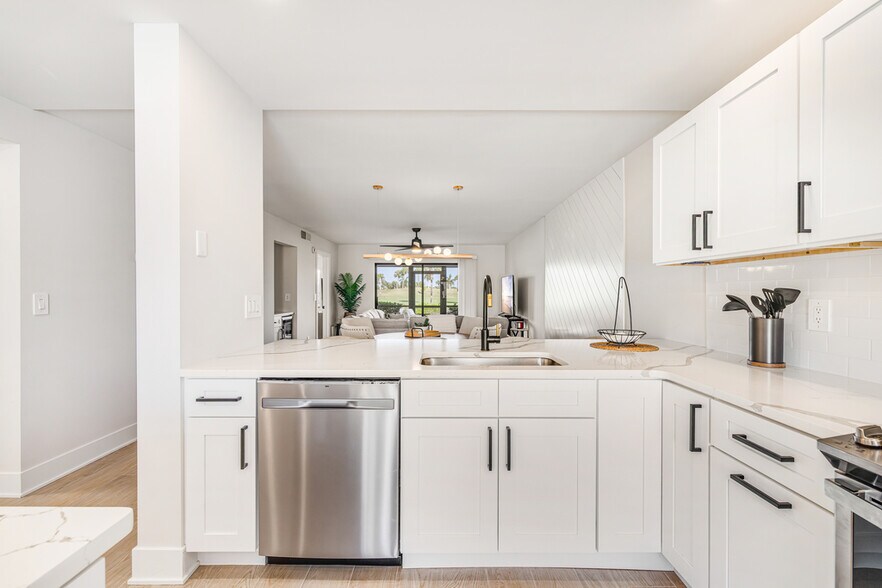 Building Photo - 16440 Kelly Cove Dr