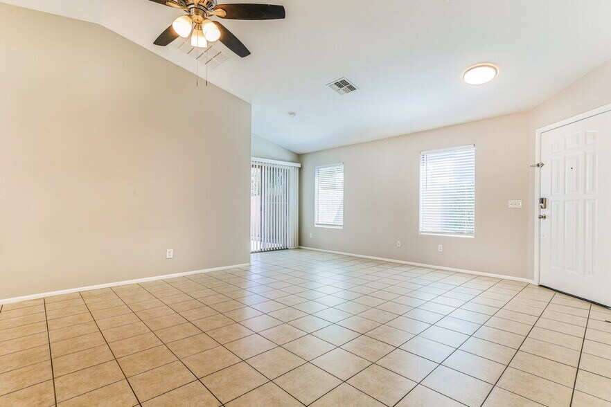 Building Photo - 418 E Penny Ln