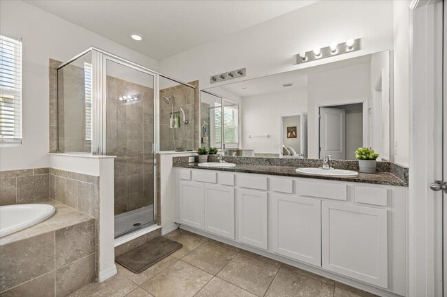 Building Photo - **Spacious 4-Bedroom, 3.5-Bath Home with Private Guest Suite and 3-Car Garage**