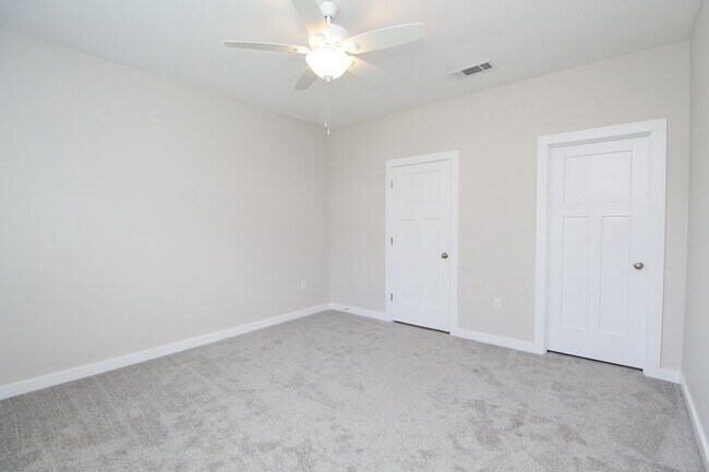Building Photo - Spacious 3BR/2BA Home with Move-In Special...