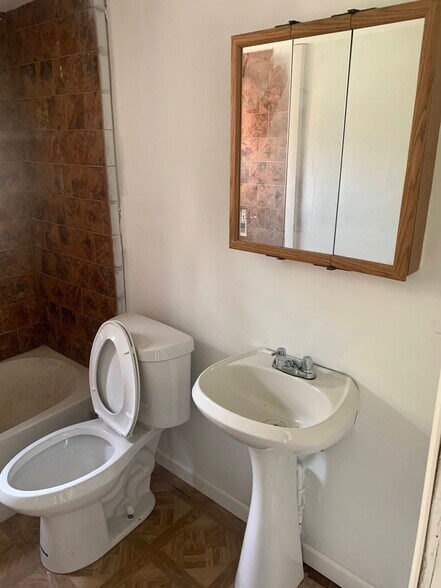 Restroom - 118 E 21st St