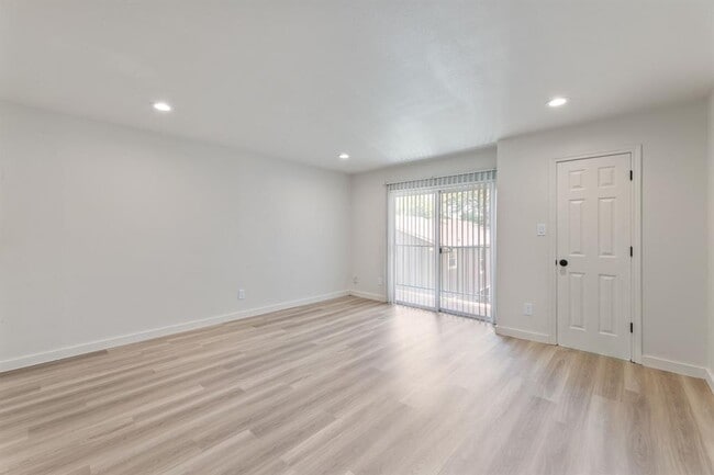 Building Photo - 3819 Southway Dr