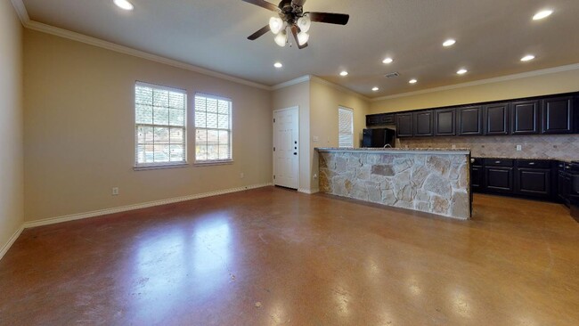 Building Photo - 4 Bed, 4 Bath Barracks townhome