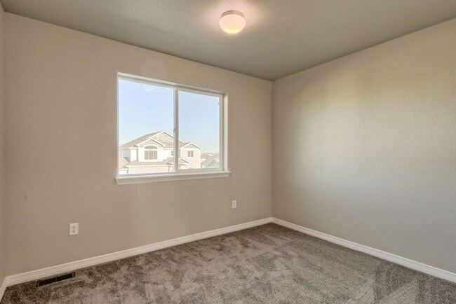 Building Photo - 3 Bedroom 2 1/2 Bath in Northwest Loveland