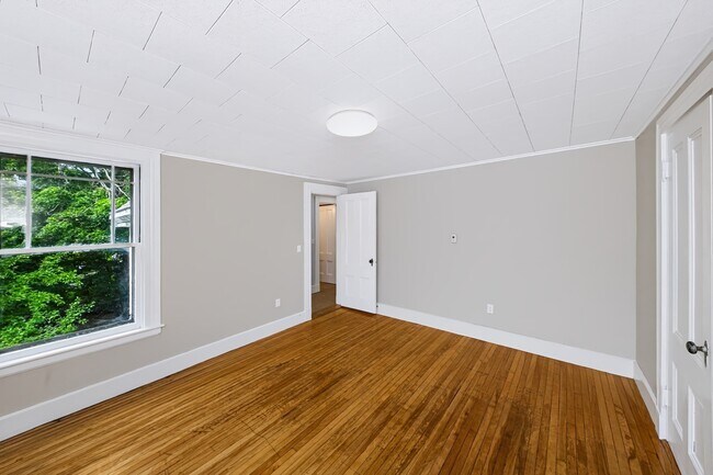 Building Photo - 22 Linden St
