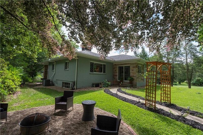 Building Photo - 109 Oak Ridge Dr