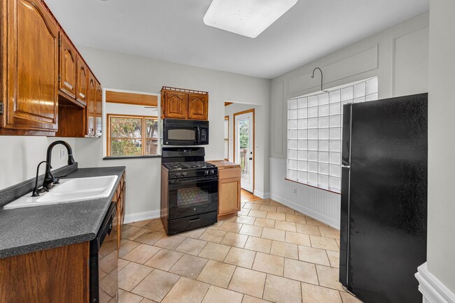 Building Photo - 3940 Delmar Ave