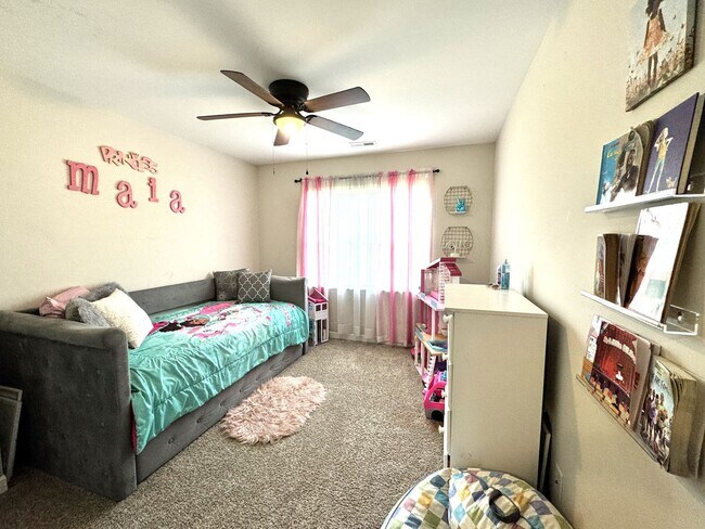 Building Photo - Beautiful home! Convenient to the city with all shopping!