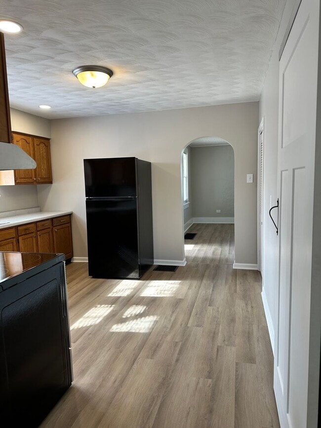 Building Photo - Renovated 3-Bedroom Gem within walking dis...