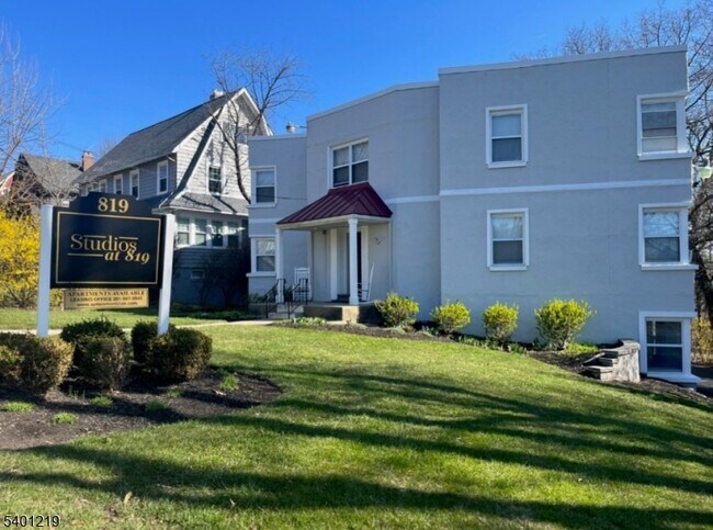 Building Photo - 819 Bloomfield Ave