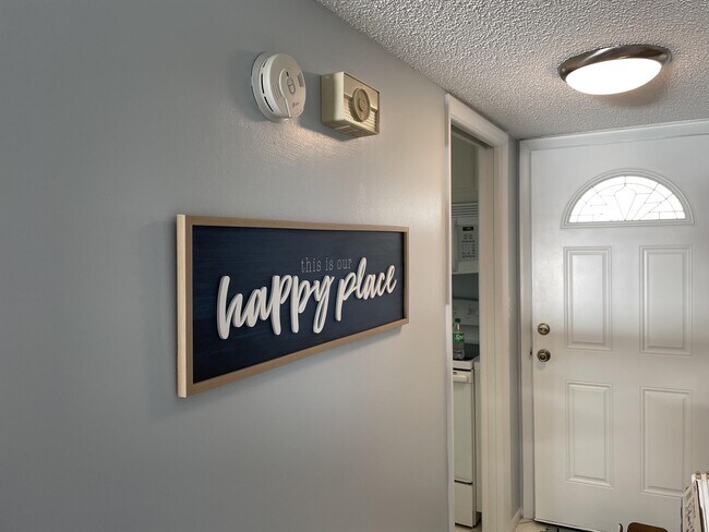 Building Photo - 4750 Cove Cir