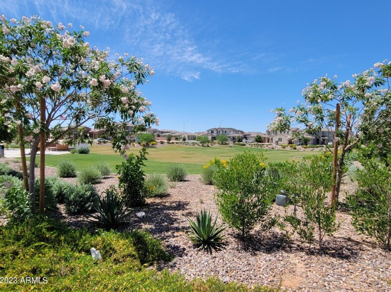 Building Photo - 10945 E Thunderbolt Ave