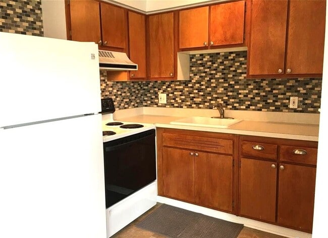 Building Photo - 4840 Briarwood Ave