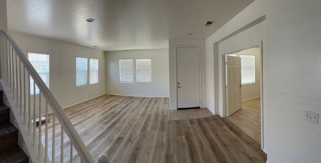 Building Photo - Large 5 bedroom / 2.5 Bathroom Perris Home