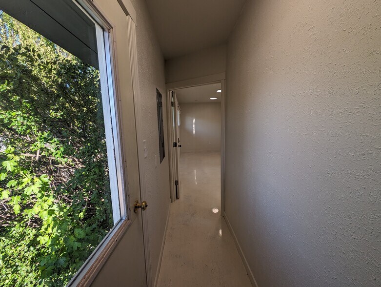 Building Photo - 5855 S View Rd