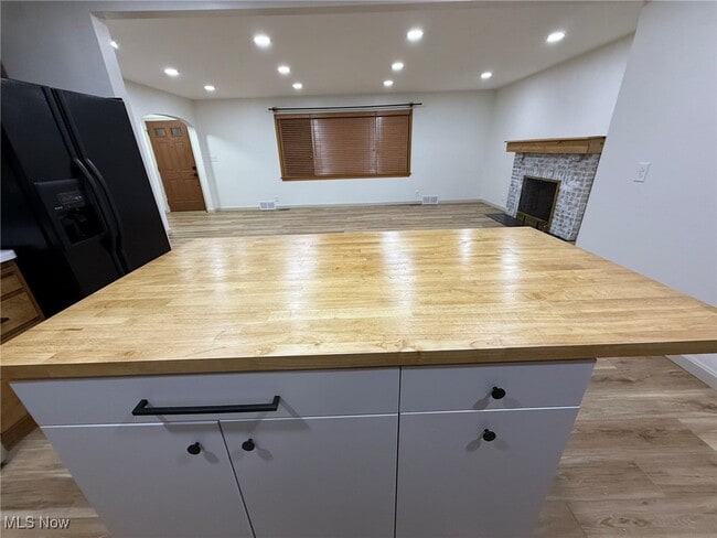 Building Photo - 230 E 21st St