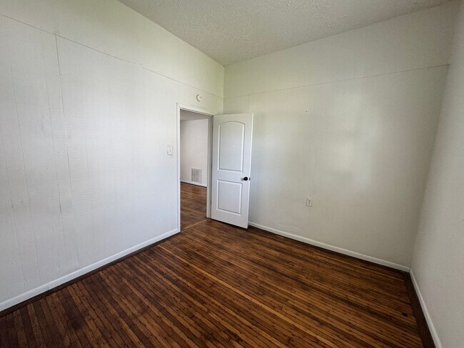 Building Photo - Near Westside 4 Bedroom 2 Bath