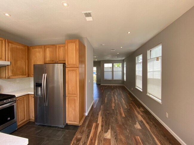Building Photo - ALMADEN LAKE - Updated townhome with centr...
