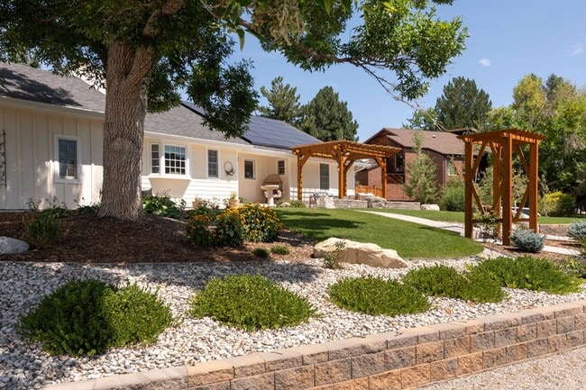 Building Photo - 5 Bedroom 2.5 Bath Retreat in Prime Arvada...