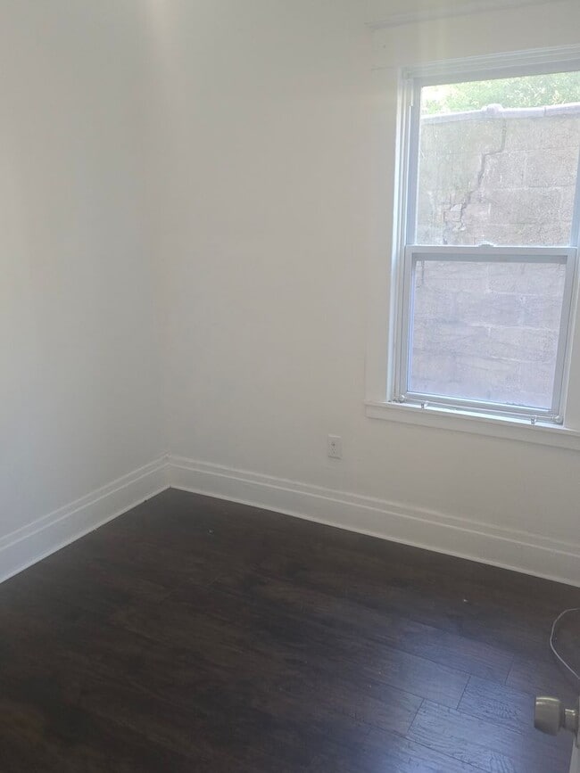 Building Photo - Three Bed 1 Bath Apartment for Rent!
