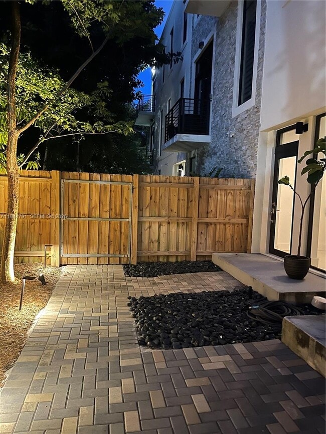 Building Photo - 909 NE 16th Terrace