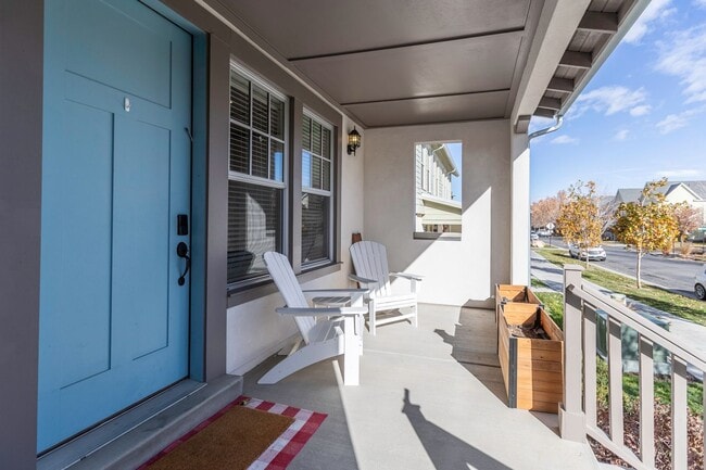 Building Photo - Daybreak living at its finest!