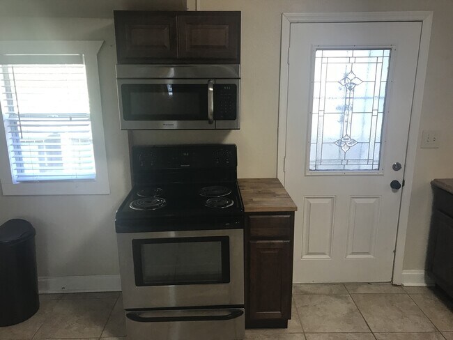 Building Photo - 3/2 Historic North Hyde Park Bungalow