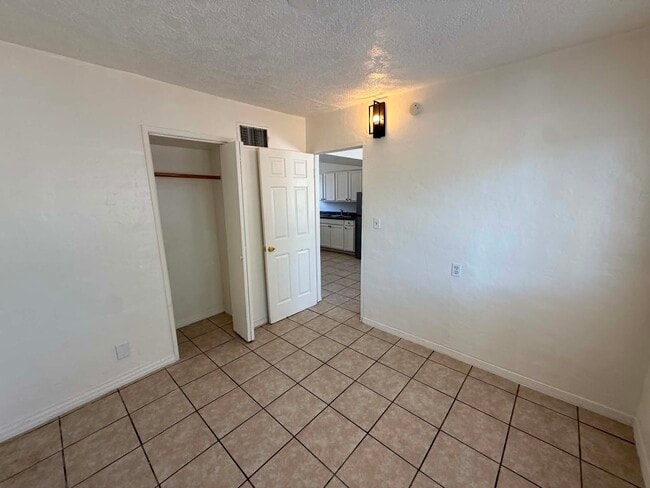Building Photo - 460 E Delano St