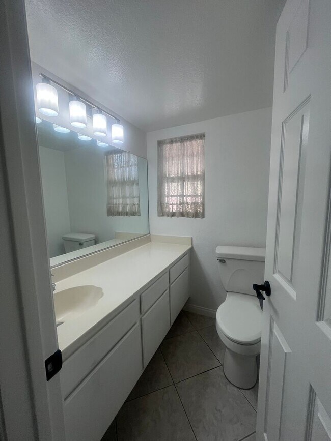 Building Photo - 613 Santa Paula St