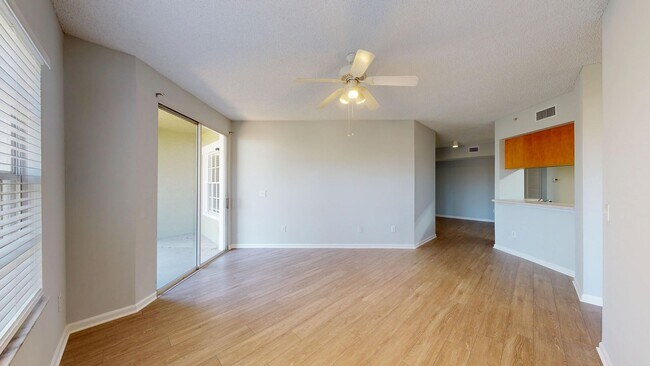 Building Photo - Nice 2 bedroom, 2 bathroom condo in the he...