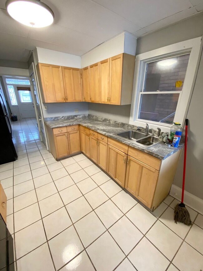 Building Photo - Newly Renovated 4 Bedroom, 1.5 Bathroom in...