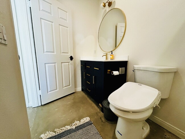 Building Photo - Gorgeous, renovated home on 2 acres in quiet neighborhood.