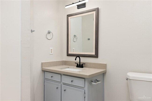 Building Photo - 822 Diana Dr