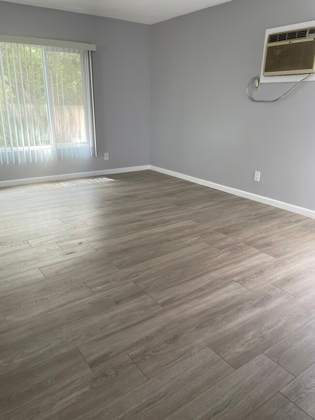 Living room - 709 S Primrose Ave